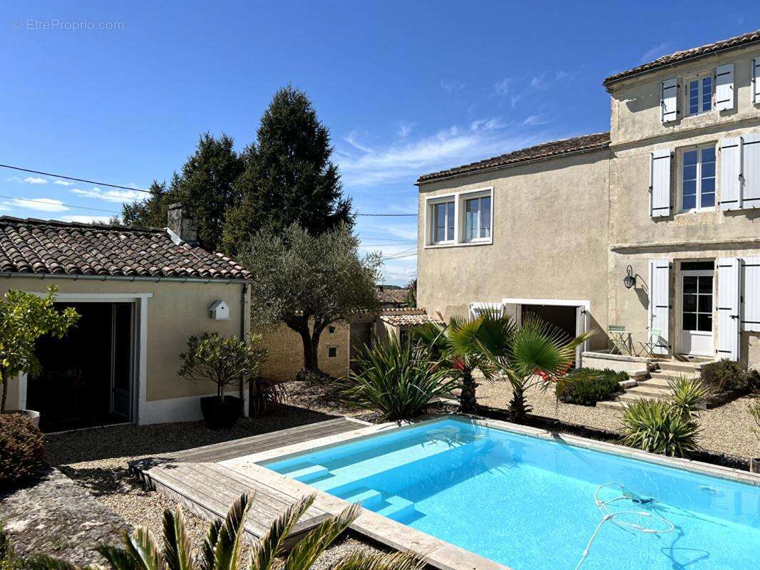 Maison à SAINT-GENIS-D&#039;HIERSAC