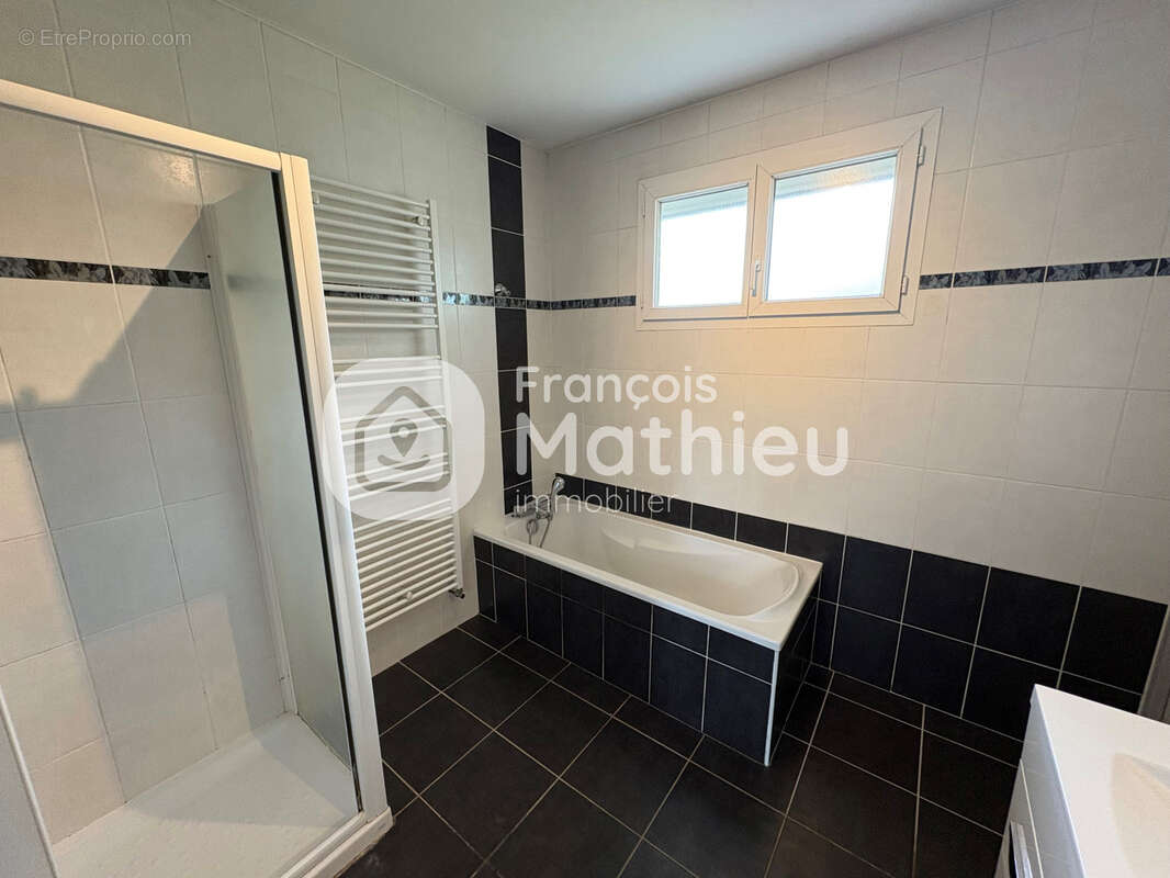 Ambérieux en Dombes : maison sus sous-sol 143m2 hab - 5 pièces + grand garage - 1 304m2 de terrain - photo 9