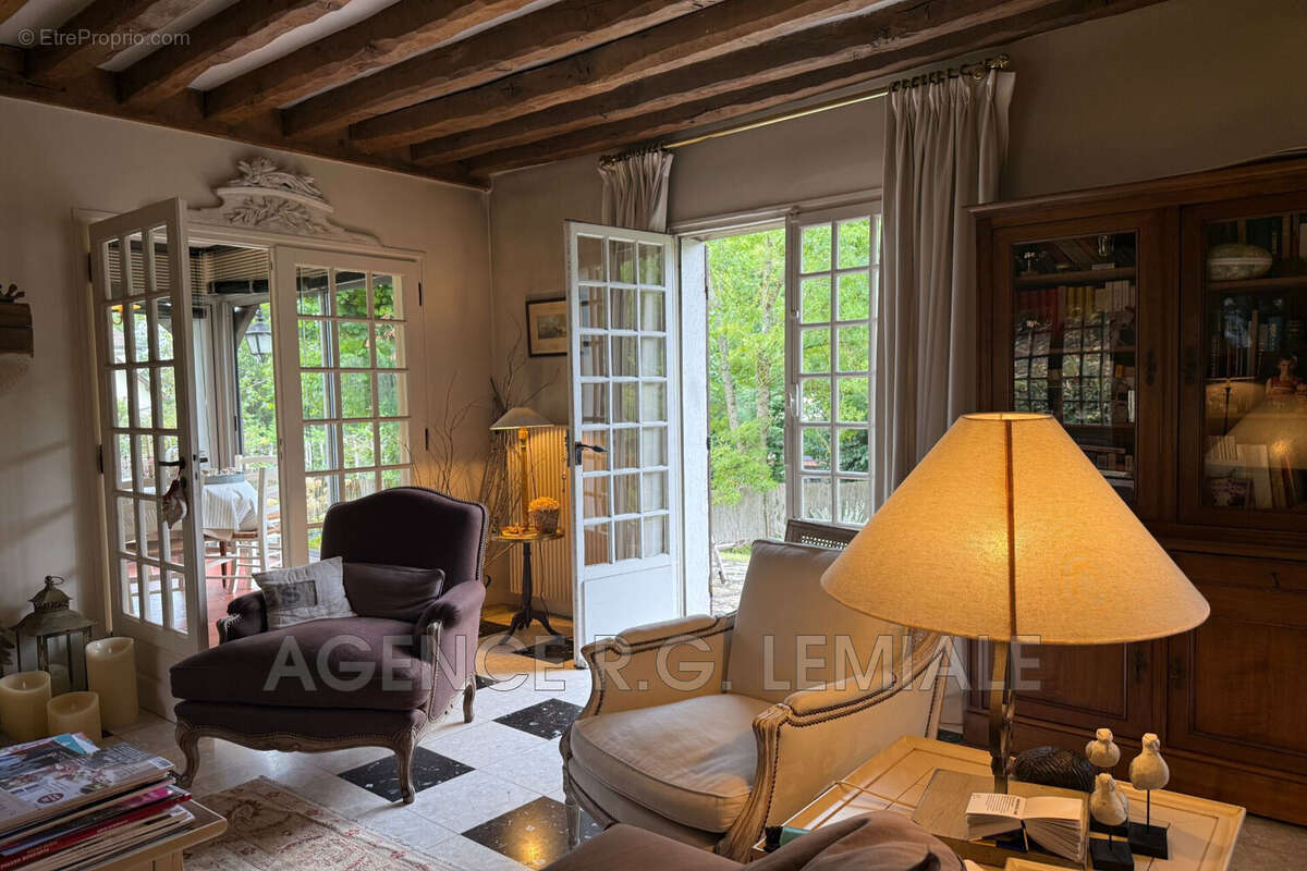 Maison à LE MESNIL-LE-ROI