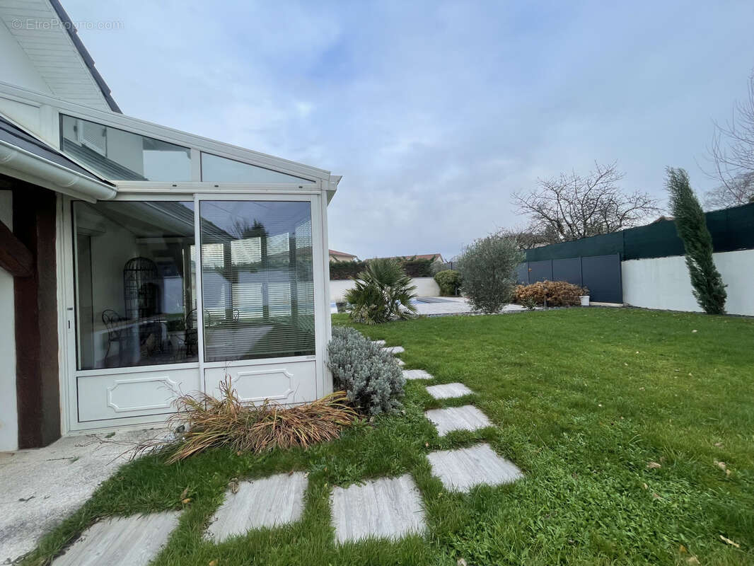 Maison à SAINT-GERMAIN-LESPINASSE