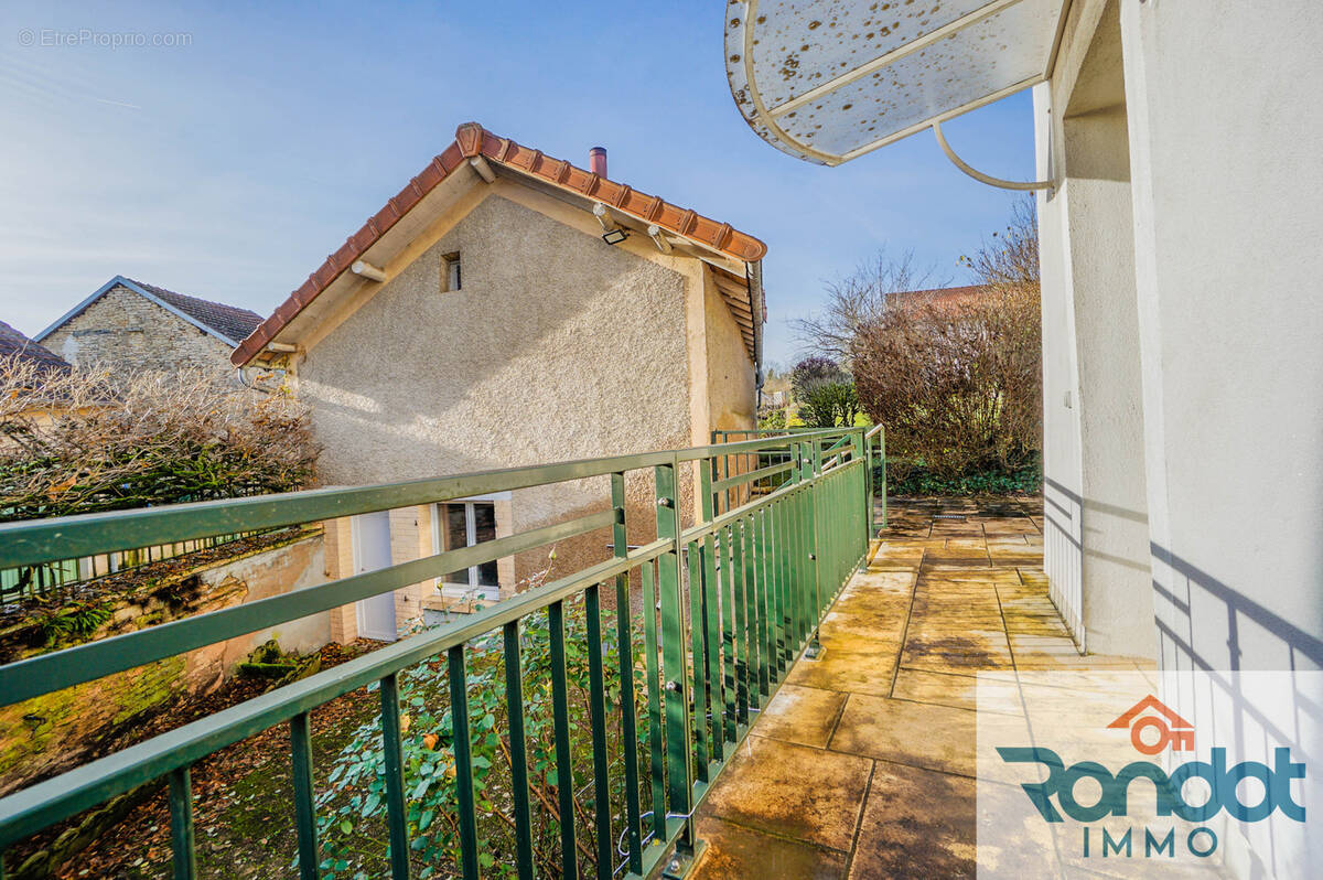 Maison à MONTSAUGEON