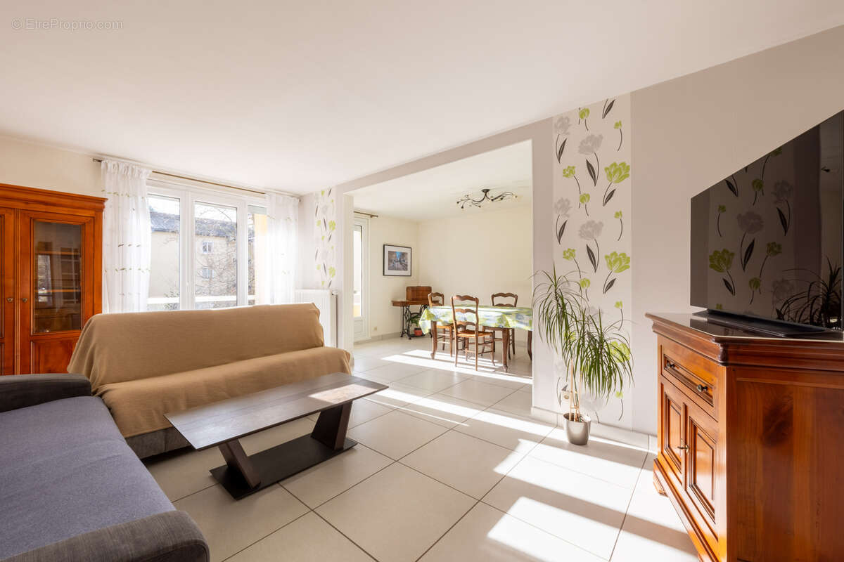 Appartement à SAINT-PRIEST-EN-JAREZ