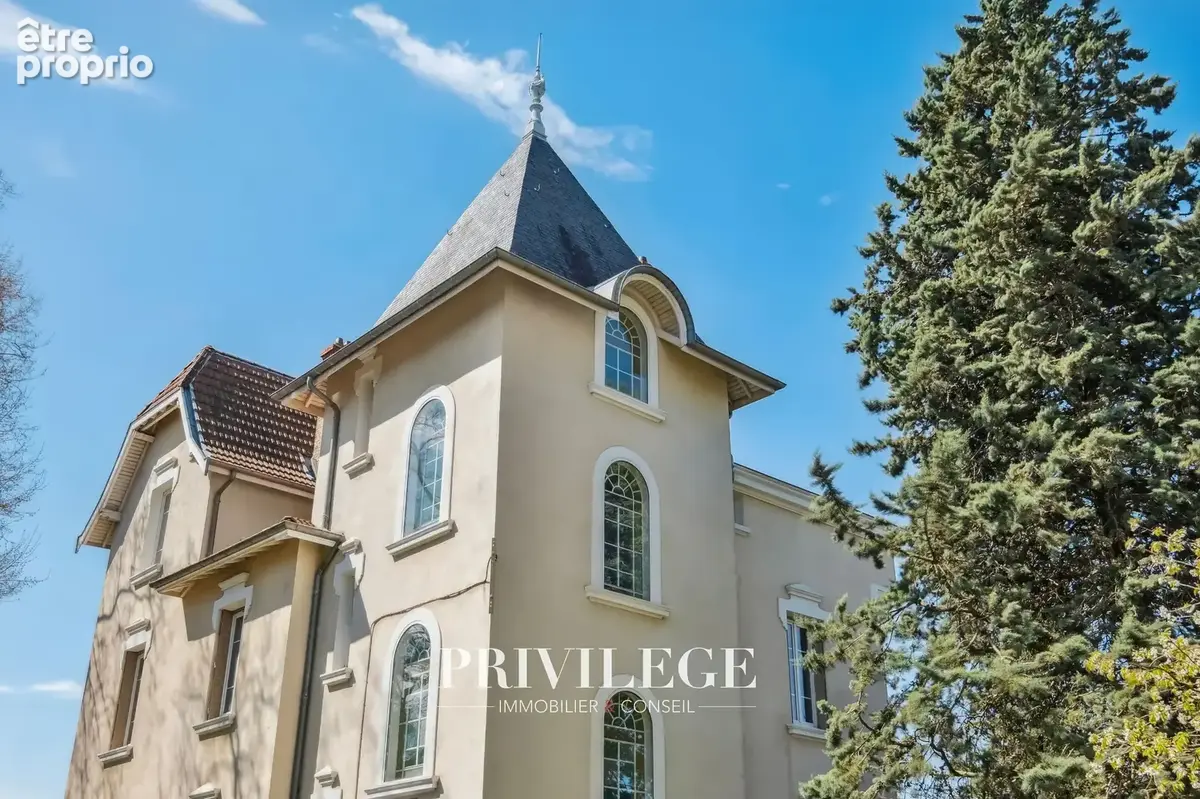 Vernay - Maison de ville 250m2 avec jardin proche de toutes commodités - photo 2