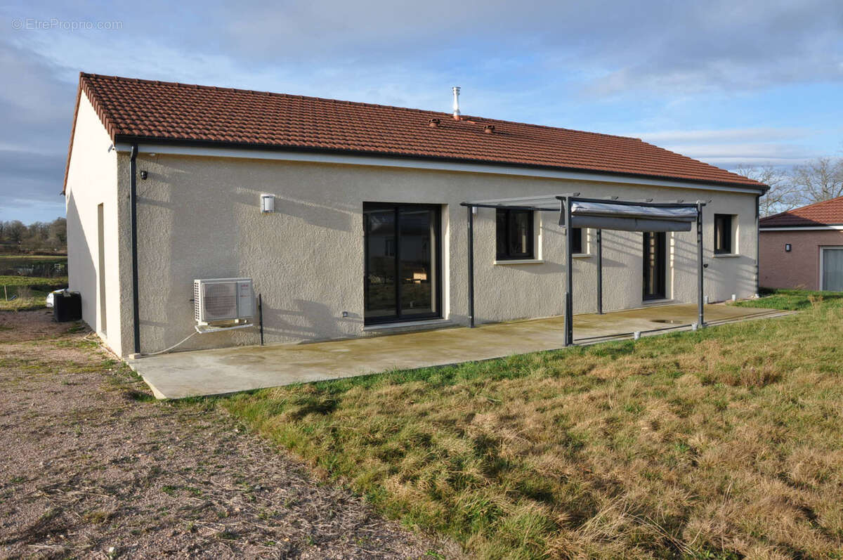 Maison à LE MAYET-DE-MONTAGNE