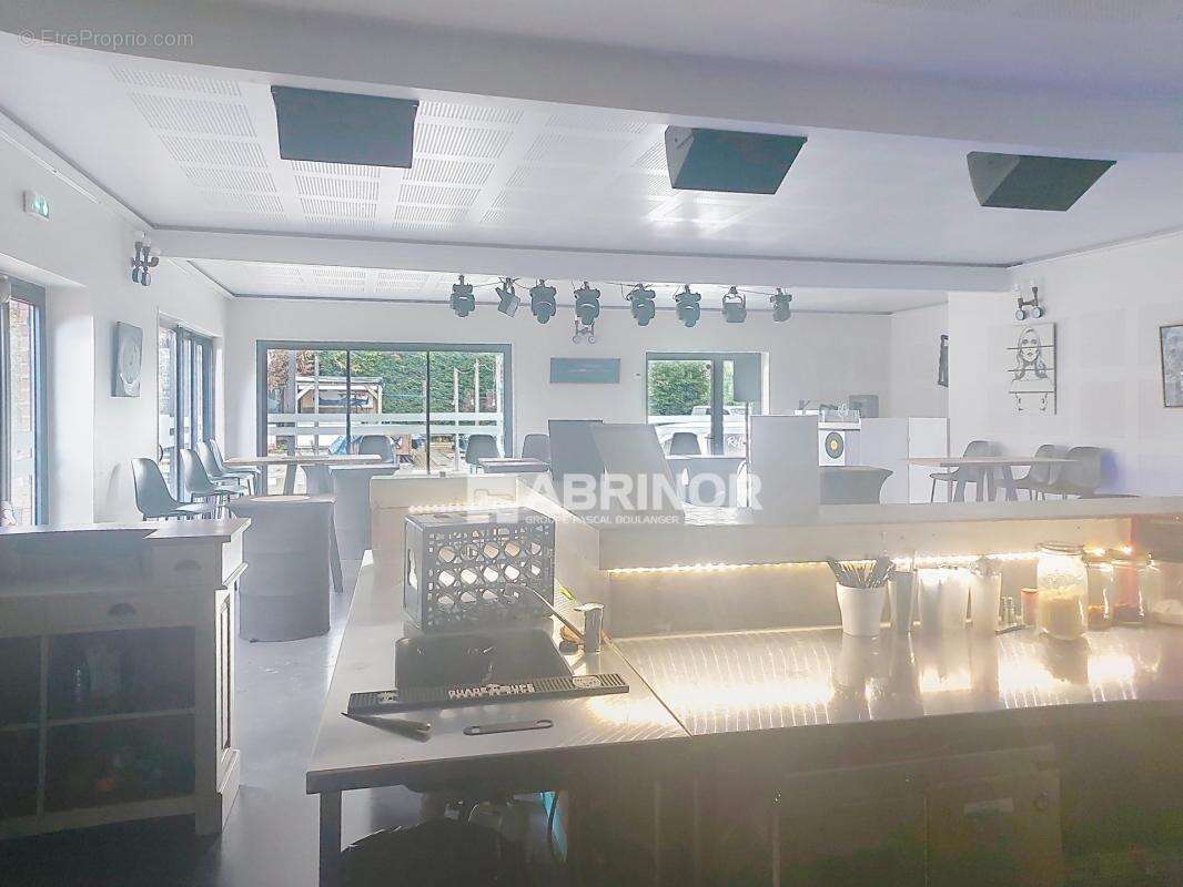 Commerce à NEUVILLE-EN-FERRAIN