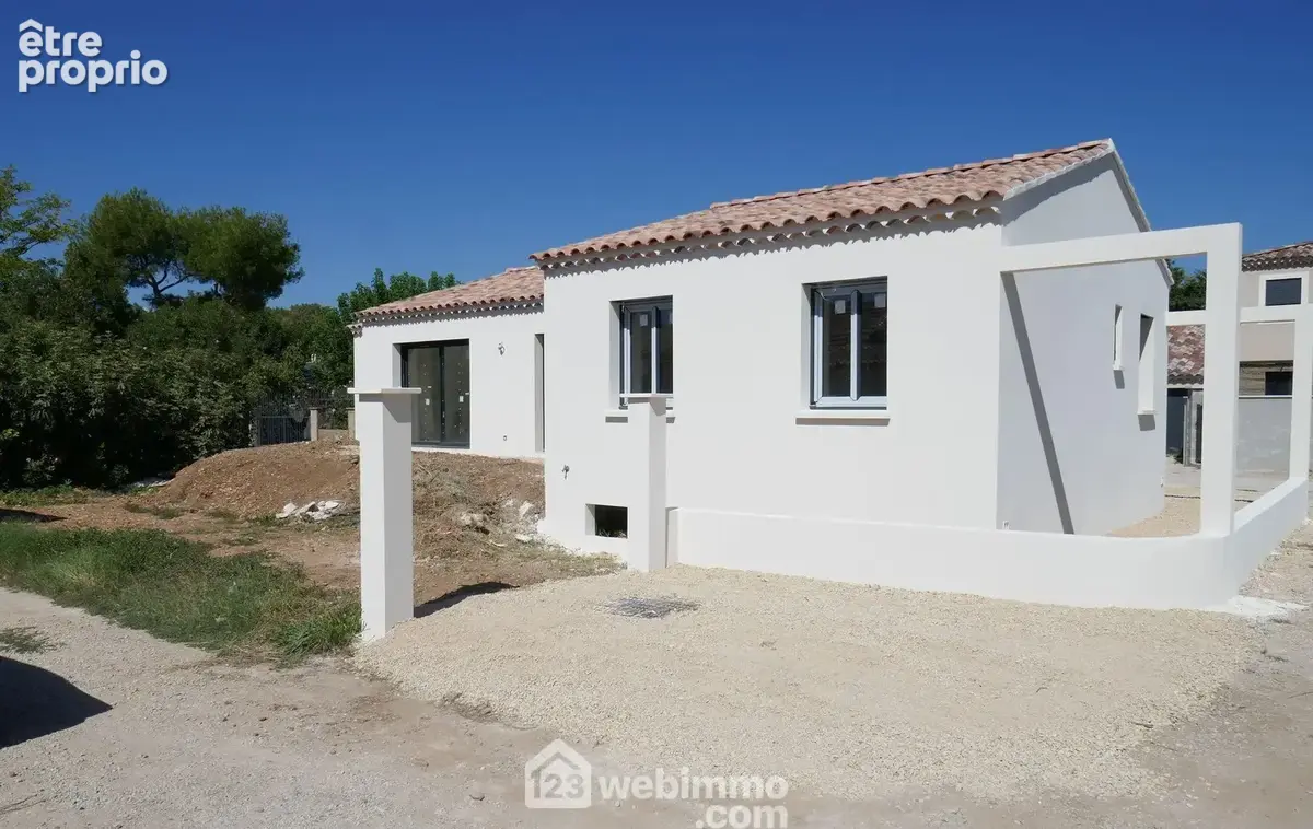 La villa est neuve, aux dernières normes environnementales