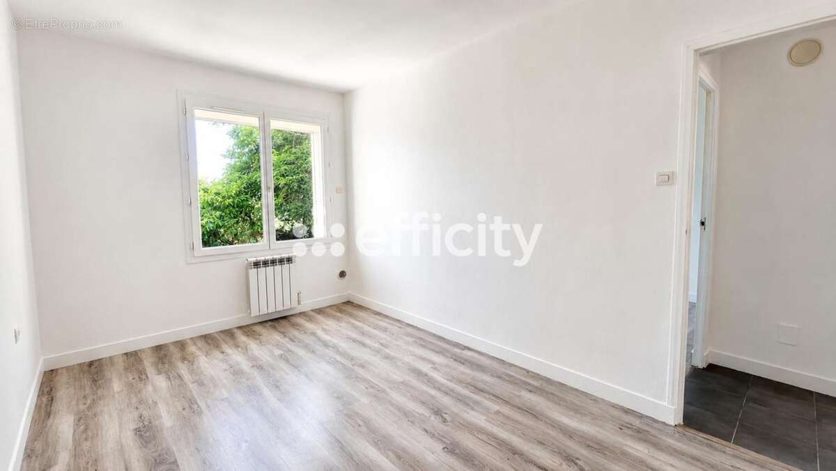 Maison 90 m² à La Fare-Les-Oliviers  - photo 4