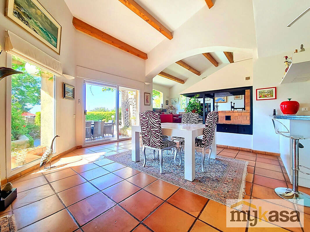 Maison à SAINT-MITRE-LES-REMPARTS