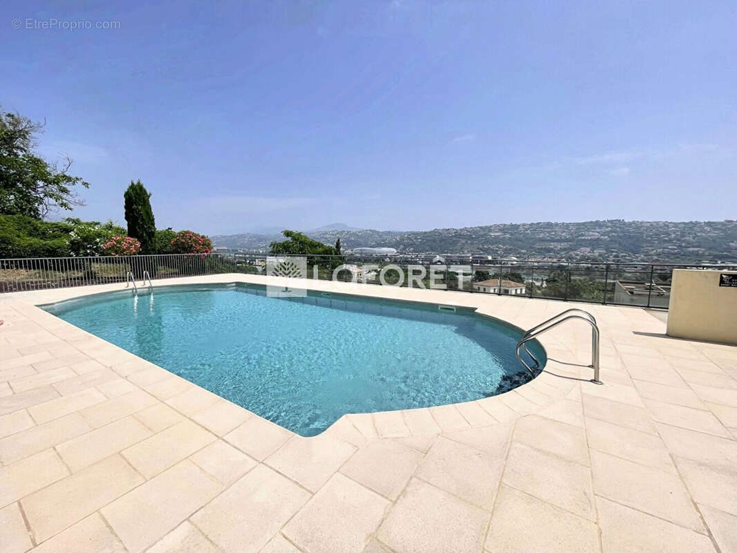 Appartement à SAINT-LAURENT-DU-VAR