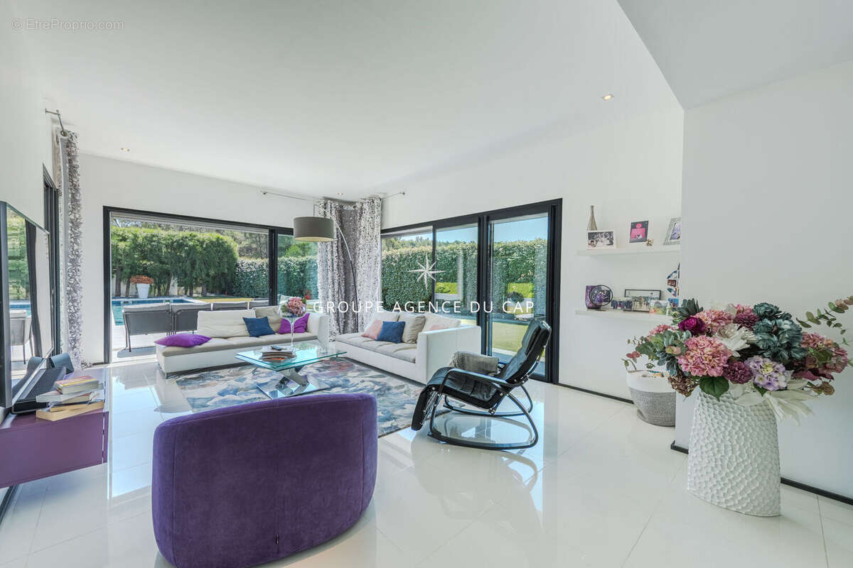 Villa contemporaine valescure  avec piscine garage et depandances - photo 4