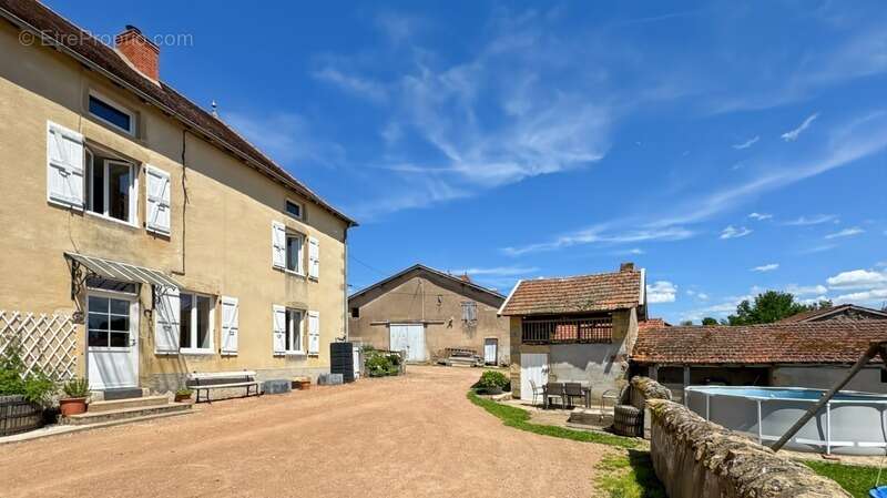 Maison à LA CLAYETTE