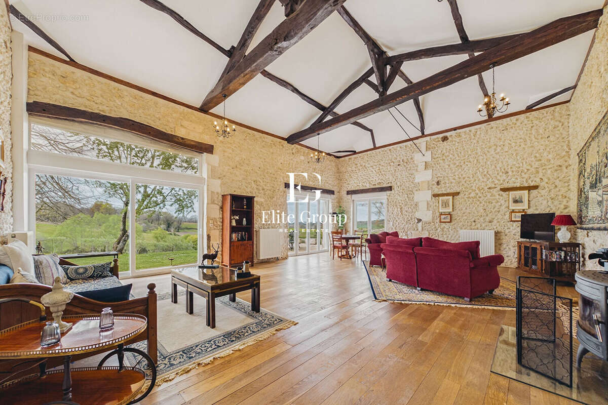 Maison à MONTMOREAU-SAINT-CYBARD