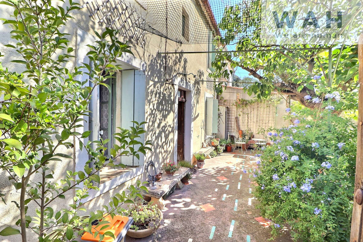 Maison de ville 1900 avec grange attenante et jardin   Castries centre - photo 2