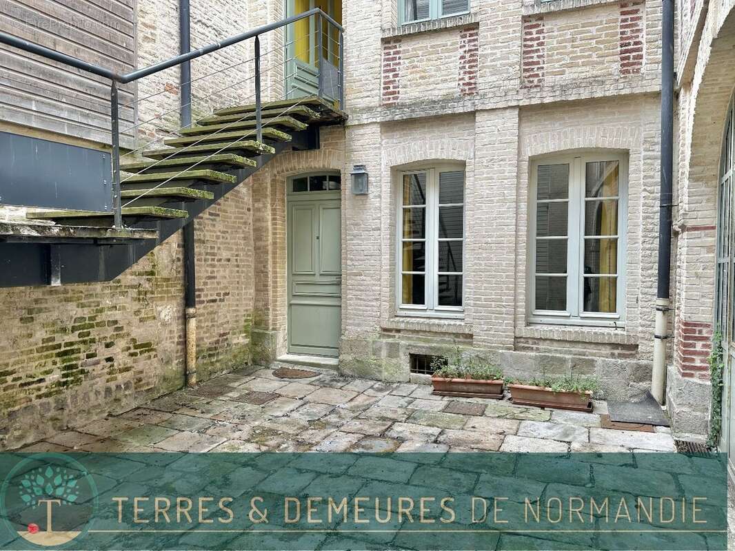 Studio de 36m² au rez-de-chaussée sur cours  Immeuble en brique - Vendu meublé. - photo 2