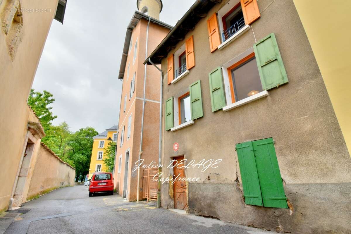 Maison de village  au cœur du centre historique d'Embrun – Exposition plein sud, cave et combles à aménager - photo 6