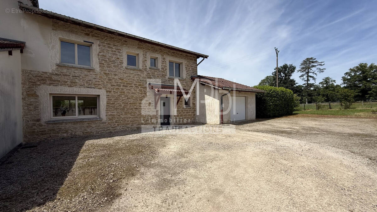 Maison à CEYZERIAT