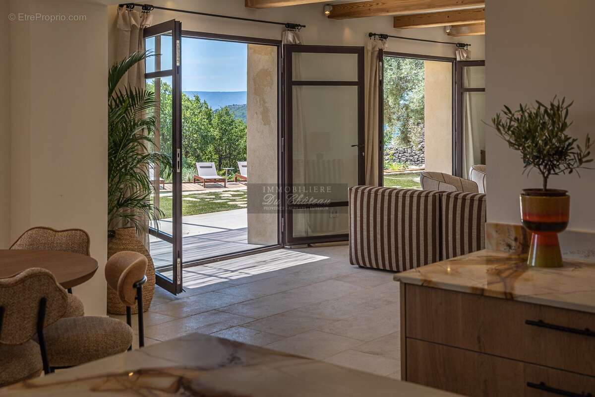 Propriété entièrement rénovée de 6 chambres, bénéficiant d'une vue panoramique, d'un environnement calme et située à proximité i - photo 10