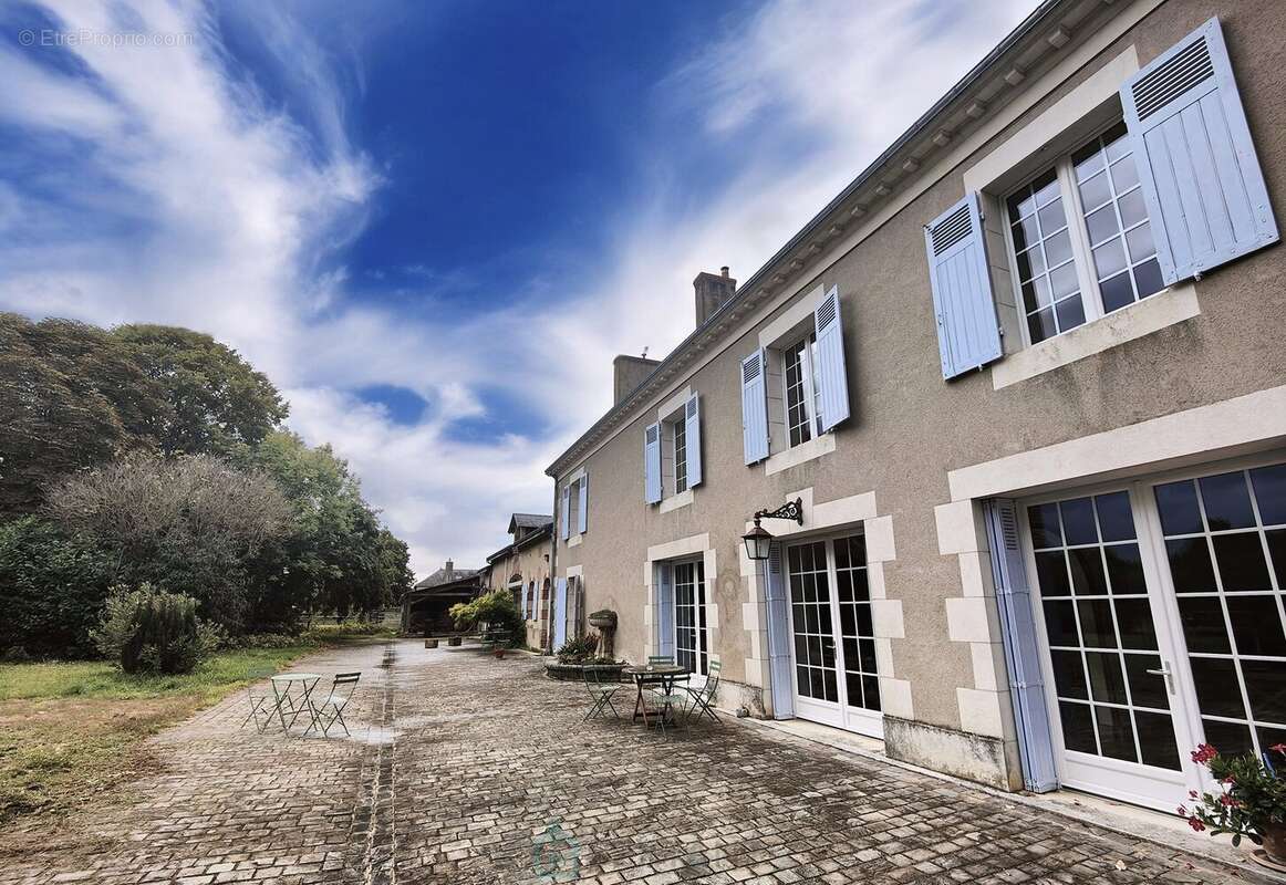 Grande propriété rénovée avec gîtes et 5 hectares de terrain aux portes de Tours - photo 4
