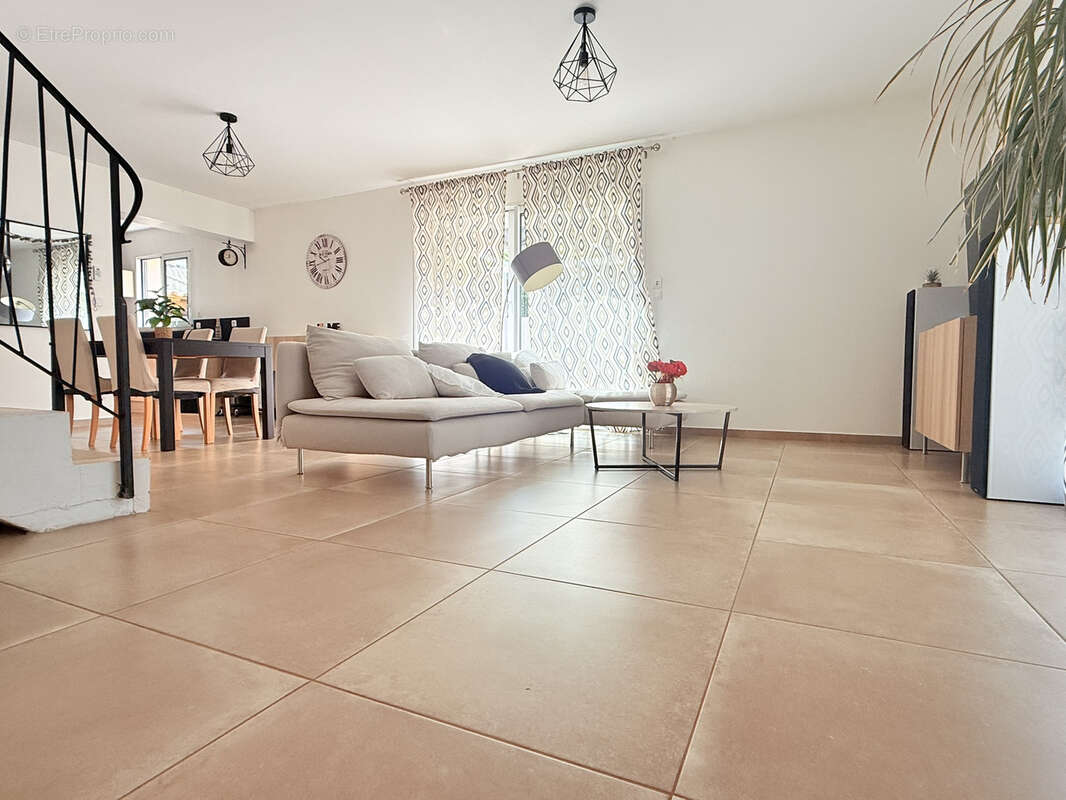 Maison à LE REVEST-LES-EAUX