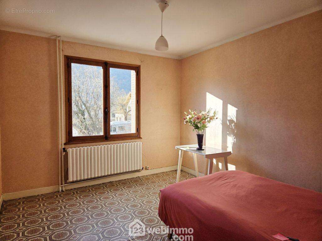 et une salle de bain et des WC séparés. - Maison à LA BATHIE