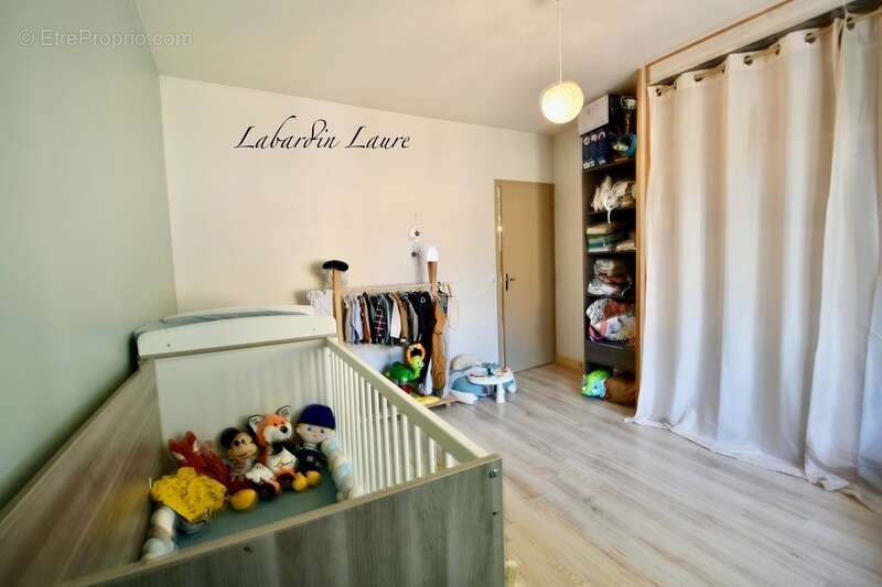 Maison de plain pied - 2 chambres  - 1 abri de jardin - terrain clos avec places de parking - photo 7