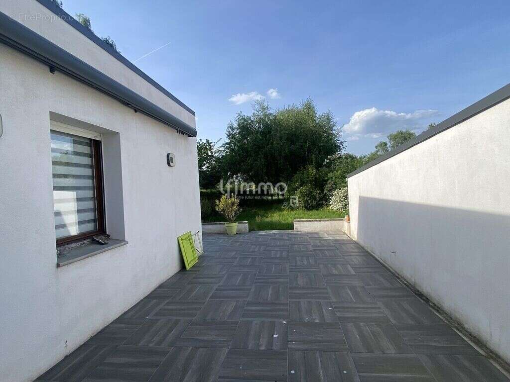 Maison à QUIEVRECHAIN