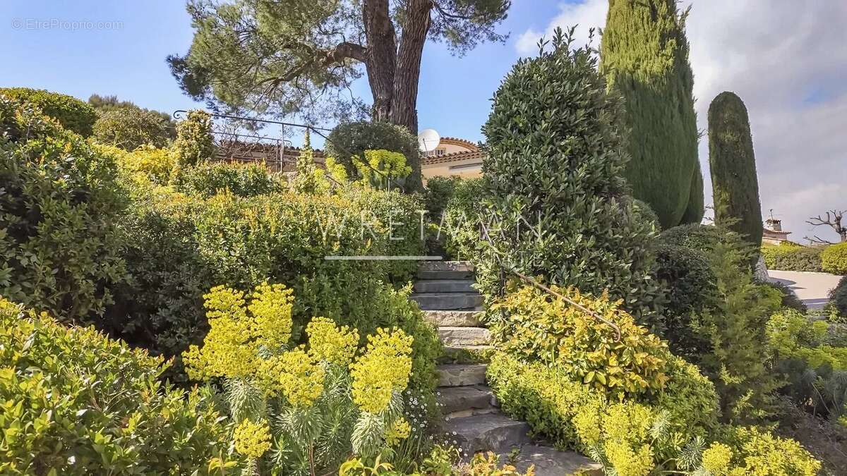 Maison à CHATEAUNEUF-GRASSE