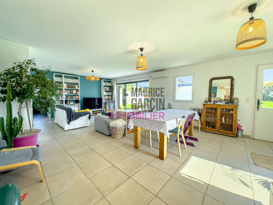 Maison à LA ROQUE-SUR-PERNES