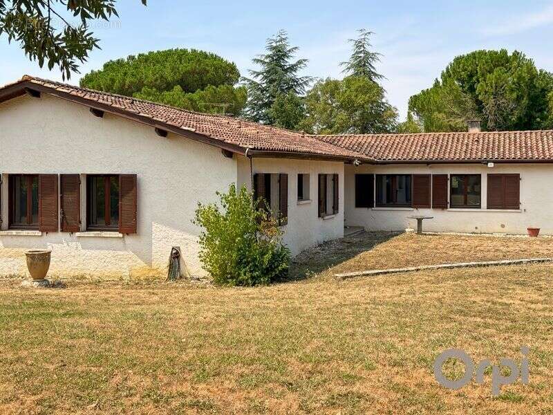 Non loin de FLEURANCE, sur un site dominant, maison traditionnelle de près de 200 m² habitable de plain pied sur un terrain de p - photo 3