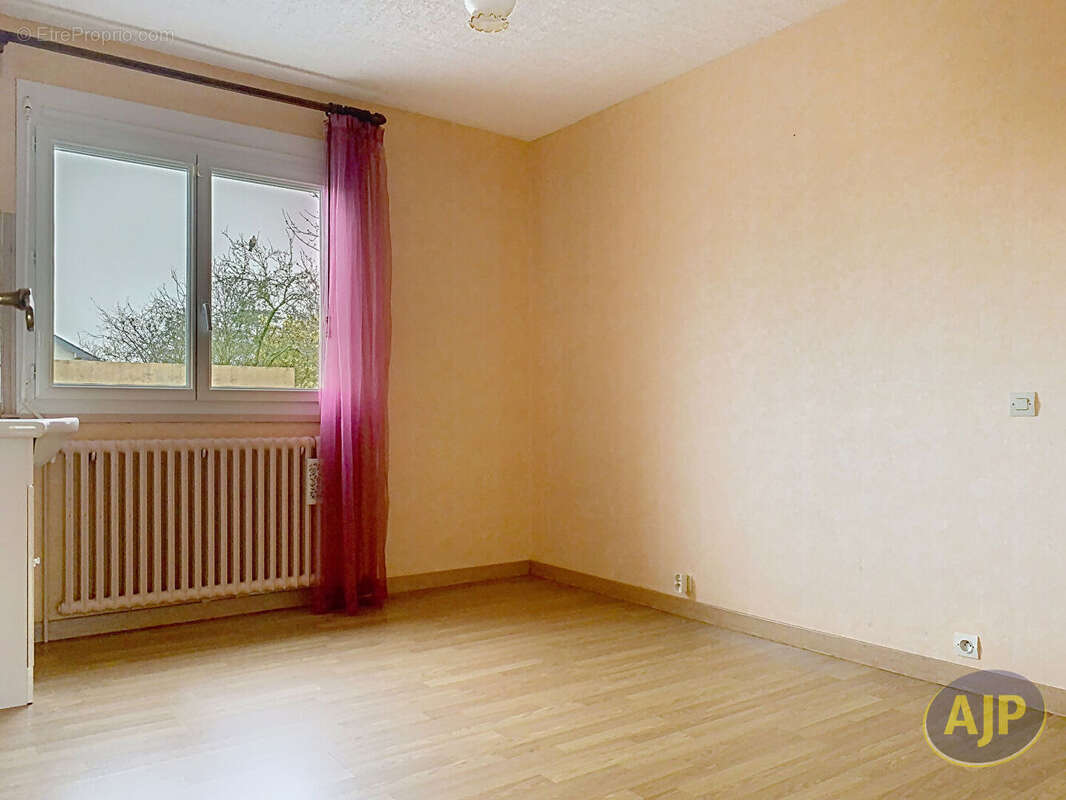 Maison à NOYANT-LA-GRAVOYERE