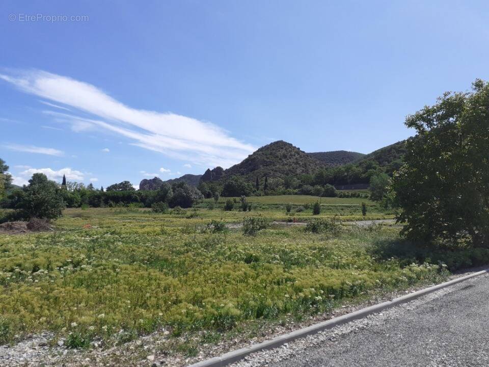 Terrain à LES MEES