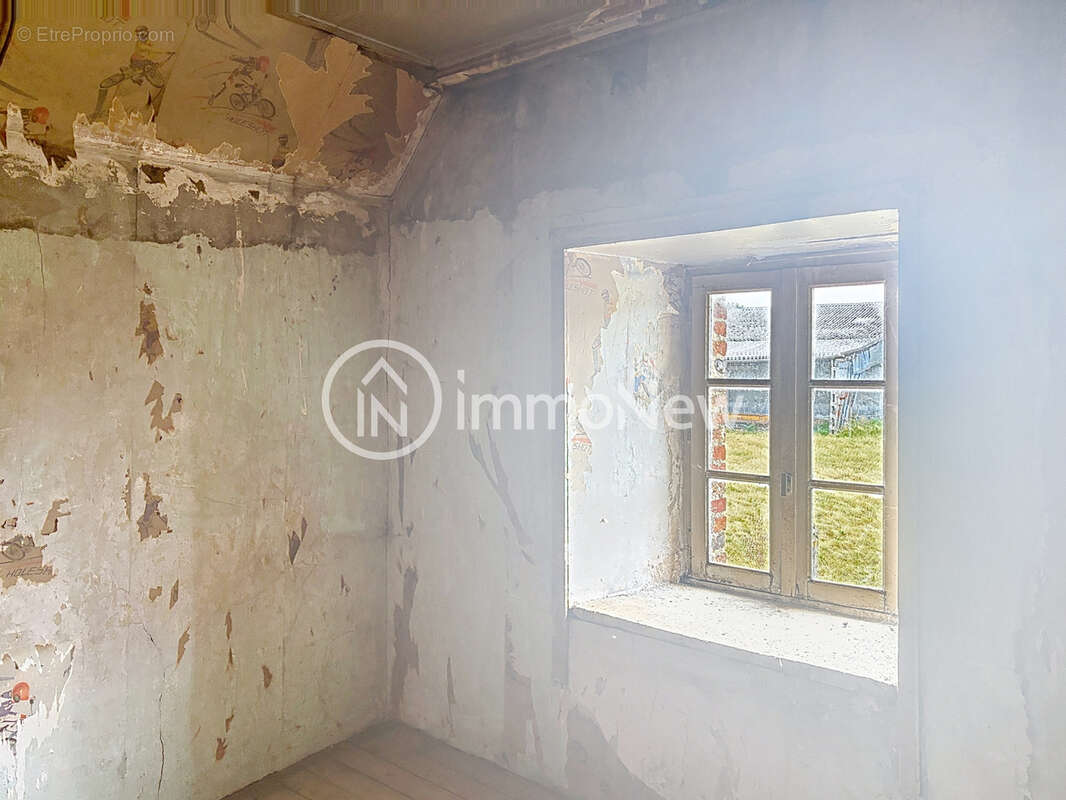 Maison en pierre a renover 100 m2 avec un terrain de 1400 m2 environ et dependances - photo 5