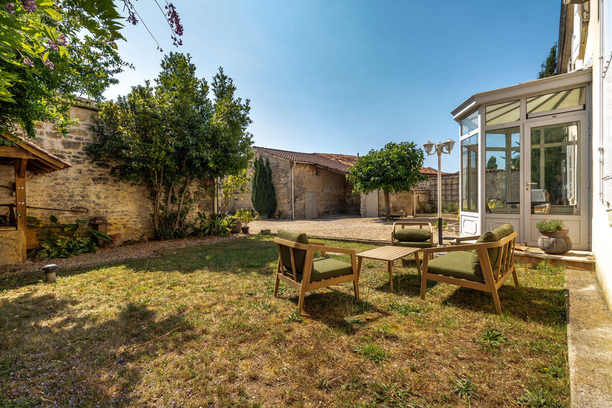 Maison de caractère, 264 m2, 4 chambres, bureau, piscine, dépendances - photo 3
