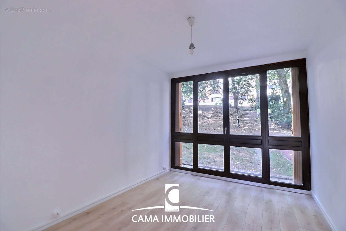 Studio - refait a neuf - residence privee - gare a pieds - - photo 3