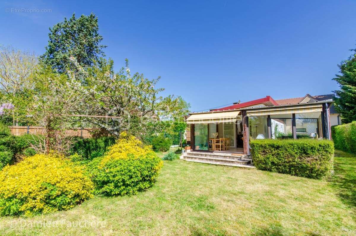 Maison familiale de plain-pied majoritairement avec véranda et jardin au calme ! - photo 3
