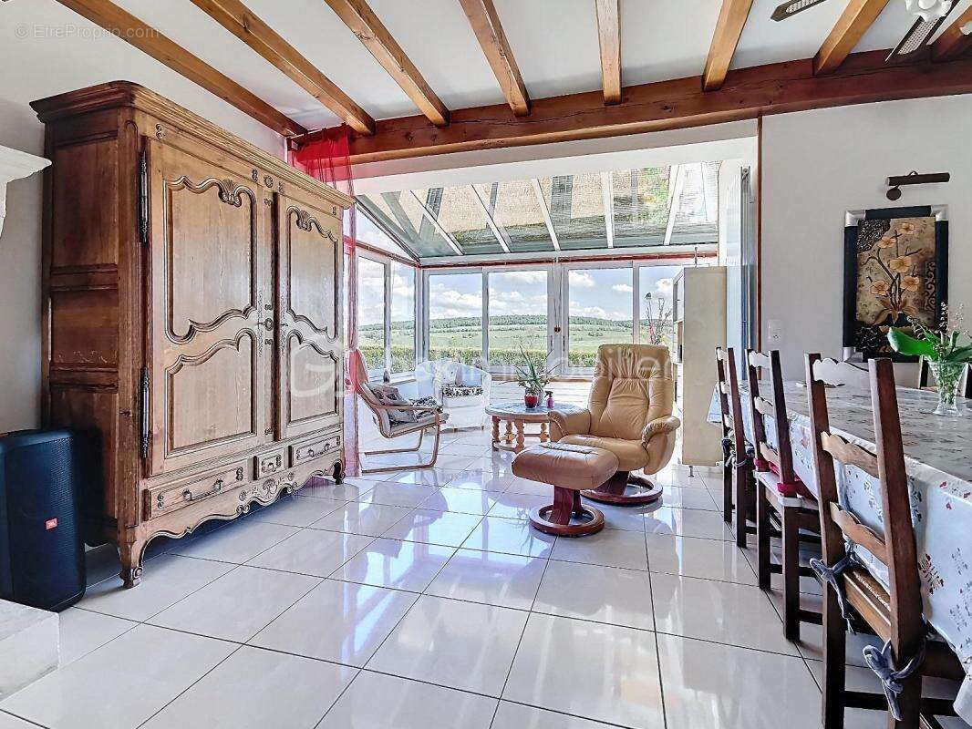 À VENDRE – Maison de caractère de 201 m² avec jardin paysager , piscine ‍ et vue dégagée  - photo 3