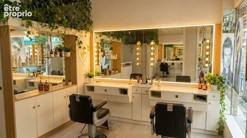 Juan-les-Pins centre – Local commercial avec vitrine – Rue passante à proximité de la mer - photo 1