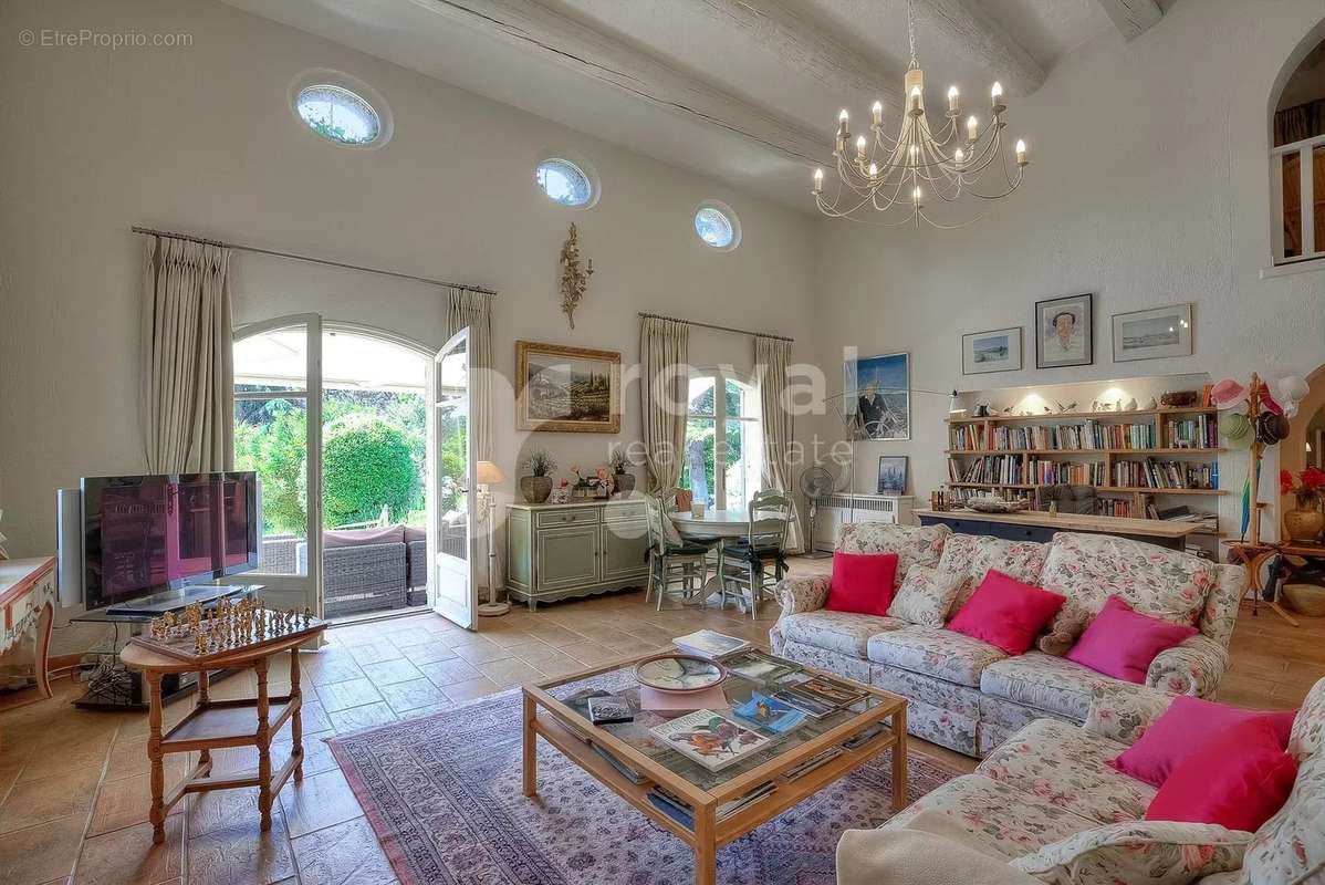 Maison à CHATEAUNEUF-GRASSE