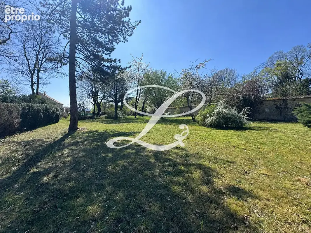 Terrain à LE MESNIL-LE-ROI