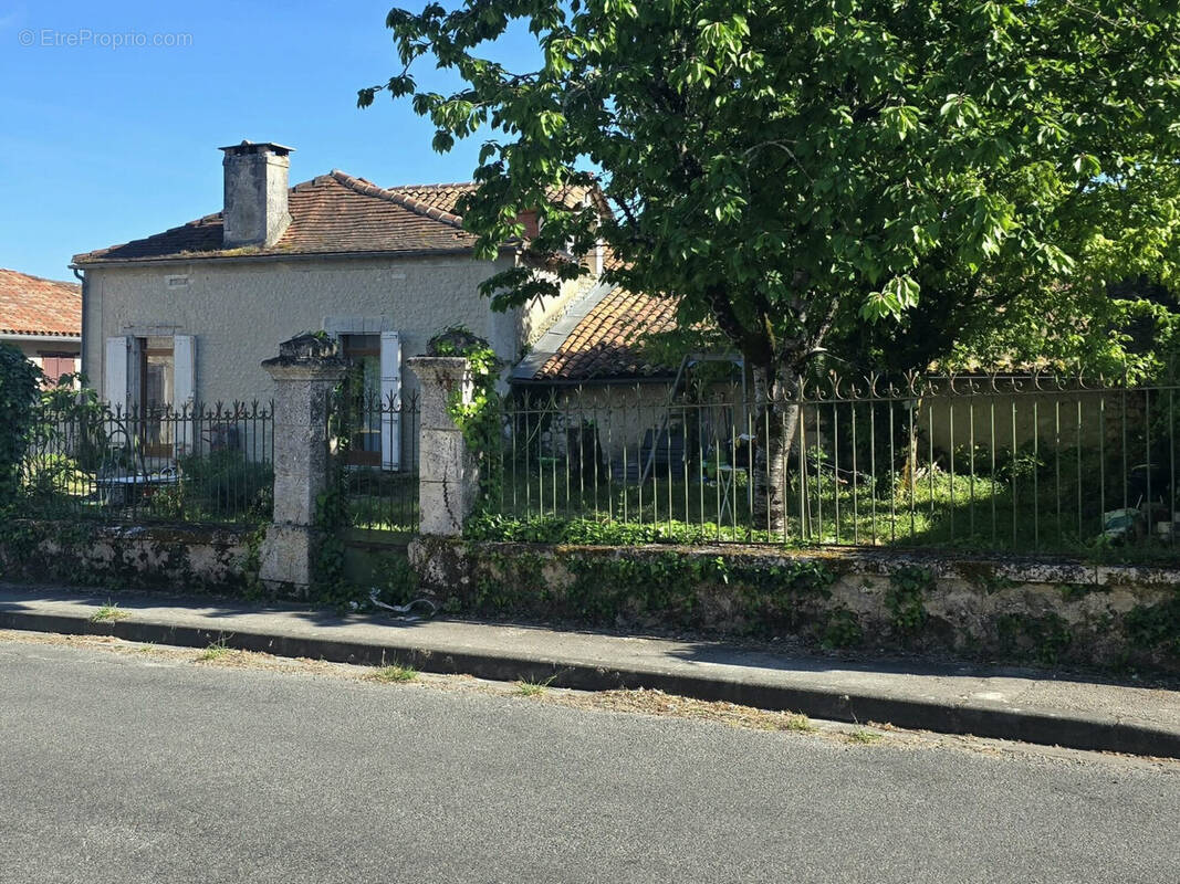 Maison à SALLES-LAVALETTE