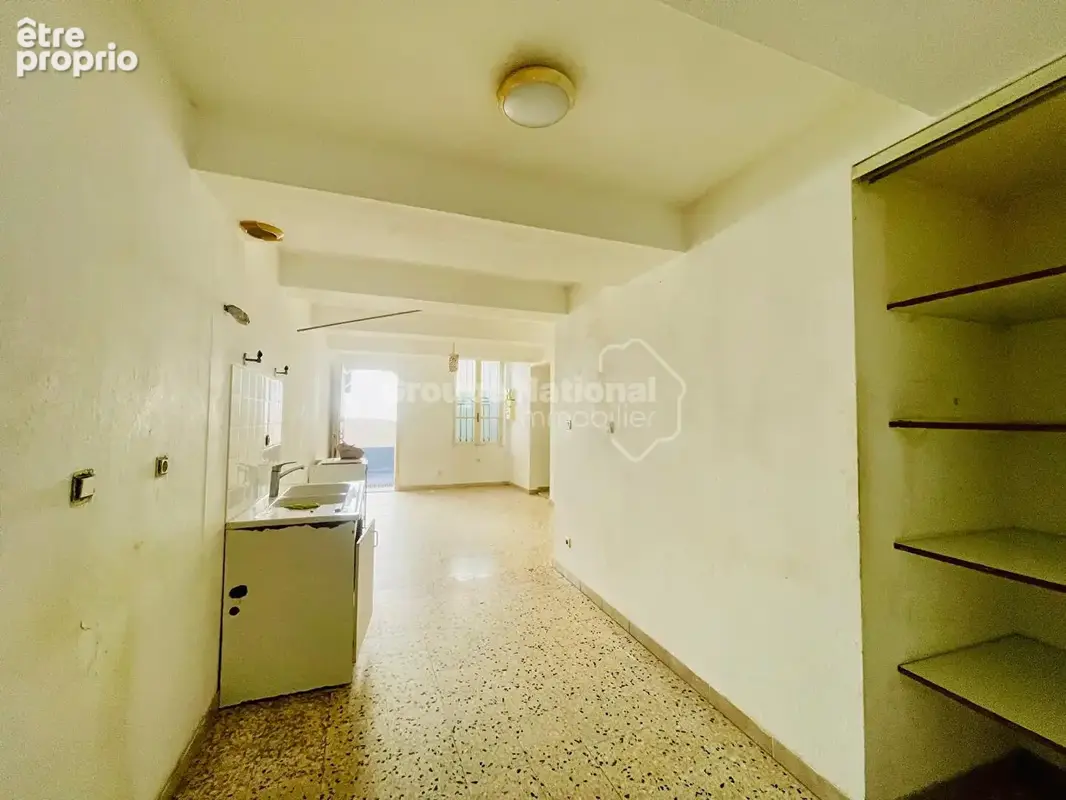 Appartement P3 en rez-de-chaussée avec cour privative, beau potentiel ! - photo 3
