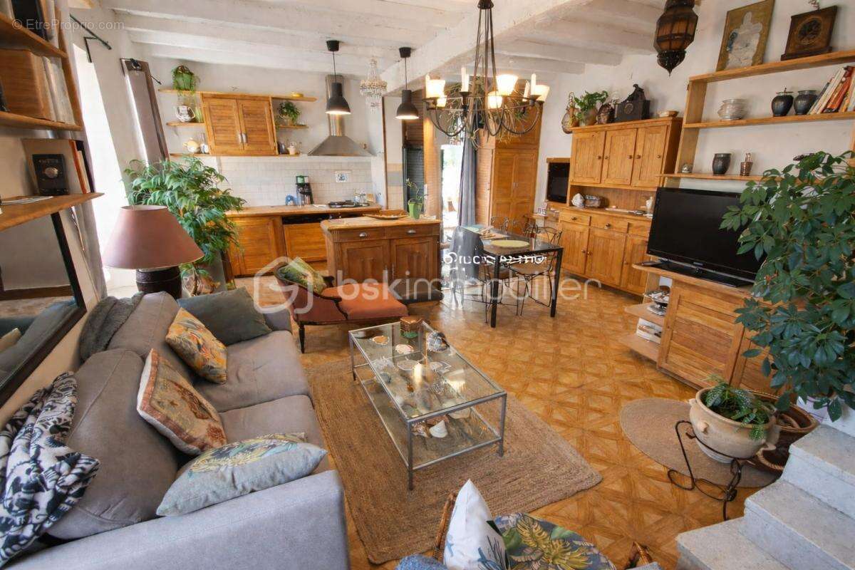 L’Âme de la Bastide : Demeure Historique du XVIIe Siècle contre le Rocher  4 Pièces  3 Chambres  Jardin de 455 m²  Garage indépe - photo 7