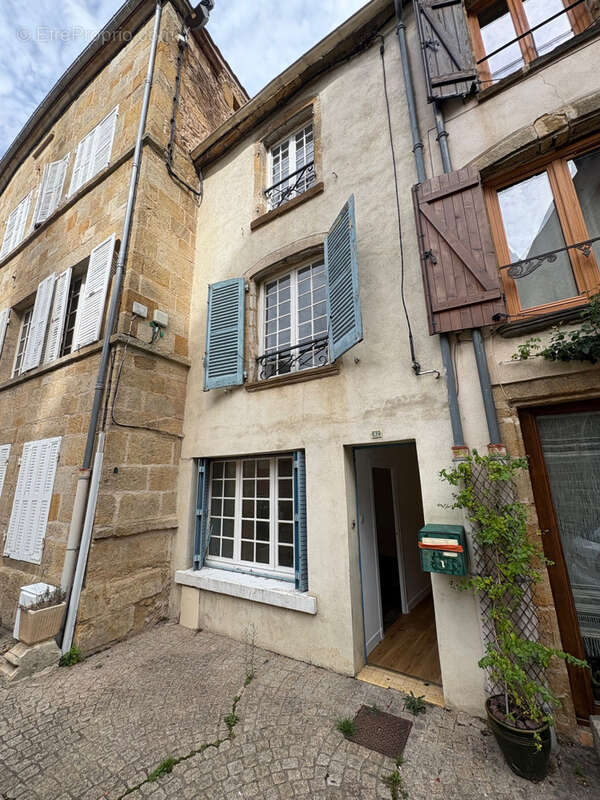 Maison à VIC-LE-COMTE