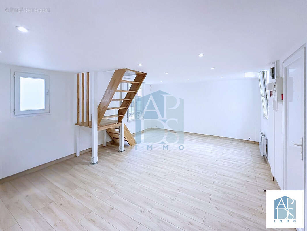 Espace de vie 1er étage - angle 2/2 - Maison à IVRY-SUR-SEINE