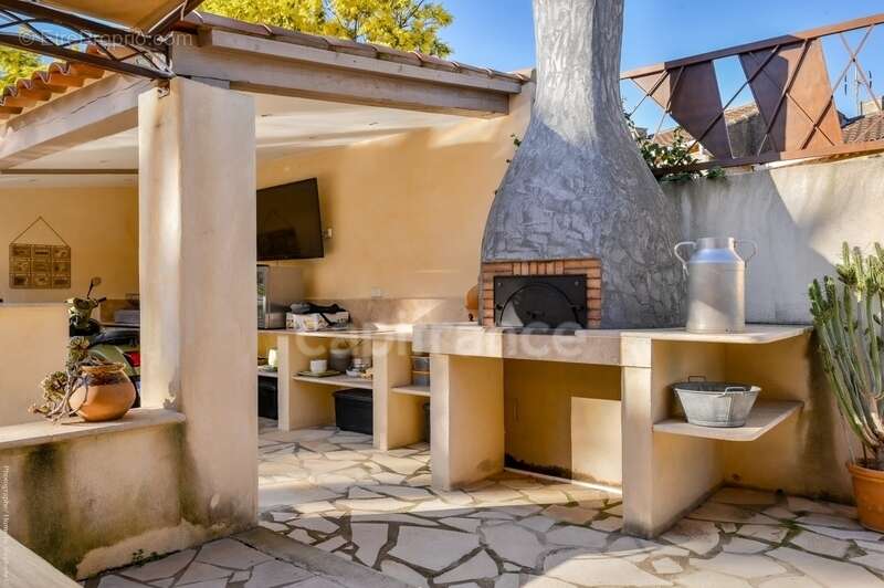 Maison à CEYRESTE