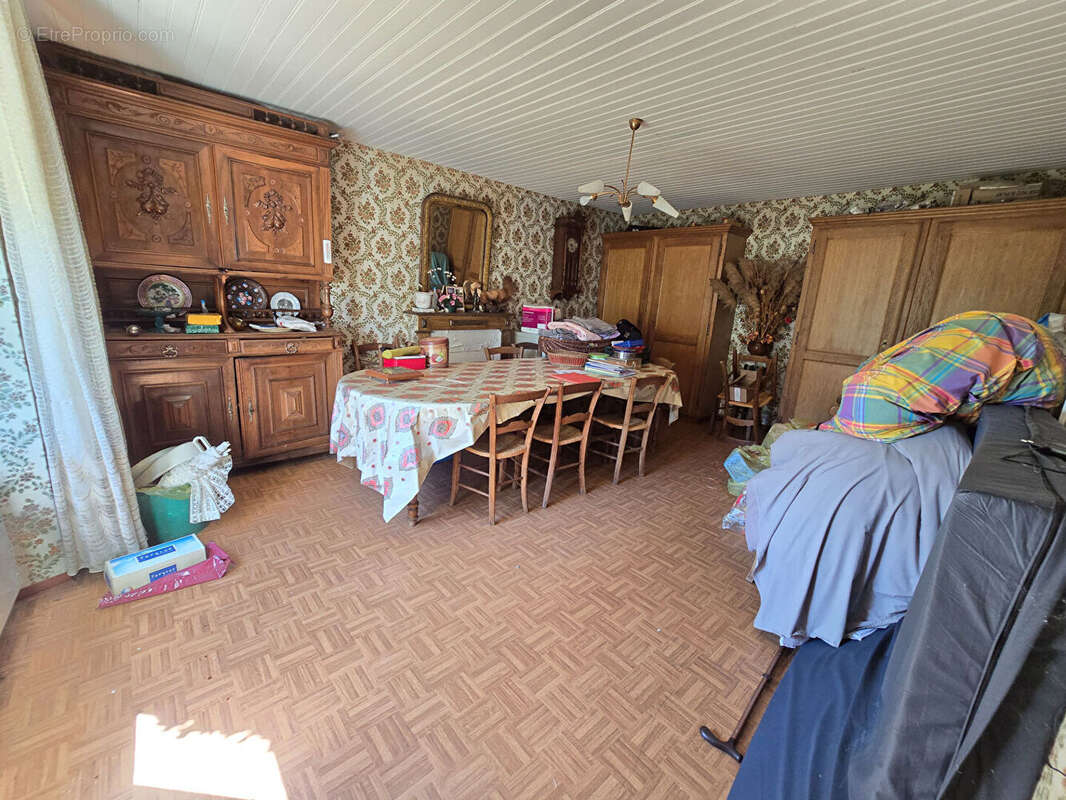 Corps de ferme avec maison et 2 granges - Trémouilles - photo 6