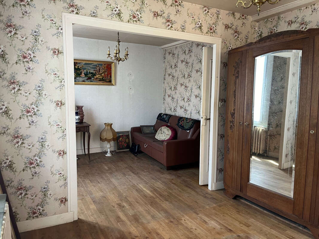 Coussac Bonneval Proche commerces, maison 5 pièces à rénover, garage et jardin. - photo 14