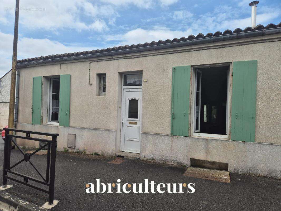 Maison de ville avec cour et véranda en vente à Cognac (16100) - photo 9