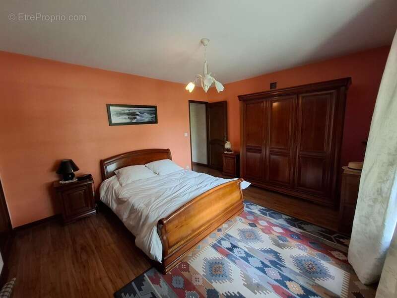 Maison à VIC-LE-COMTE