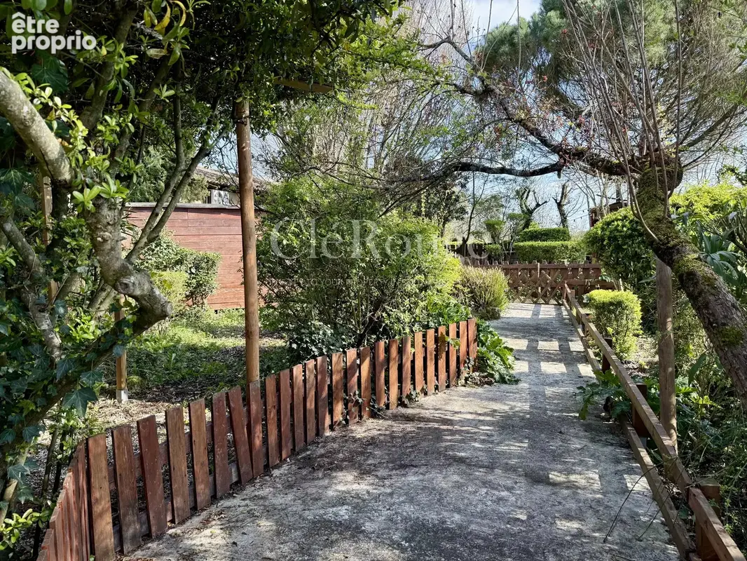 Propriété de caractère en pierre avec maison principale et trois gîtes et piscine - photo 26